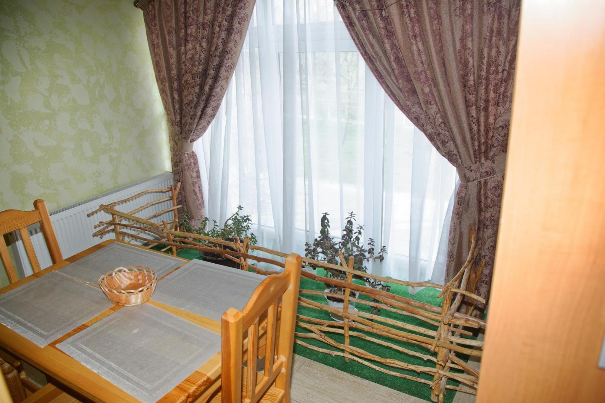 Mini-Hotel Yandrusi Kam'janec'-Podil's'kyj Esterno foto