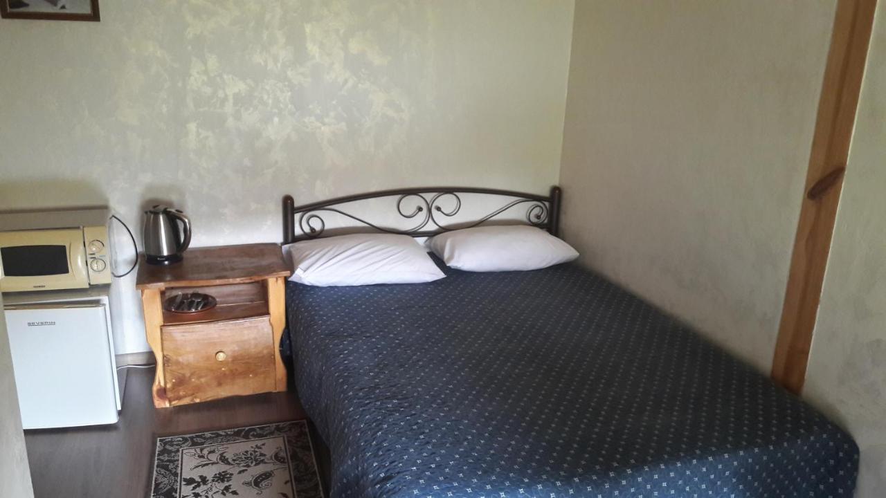 Mini-Hotel Yandrusi Kam'janec'-Podil's'kyj Esterno foto