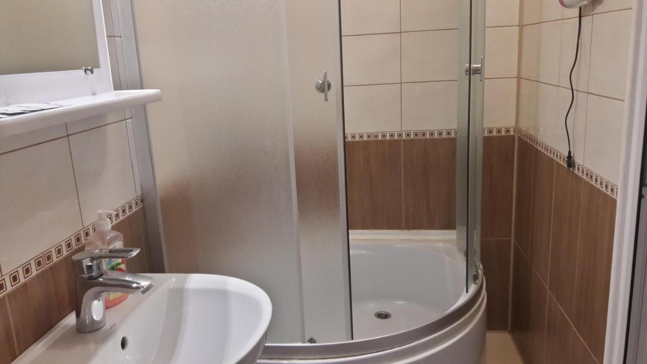 Mini-Hotel Yandrusi Kam'janec'-Podil's'kyj Esterno foto